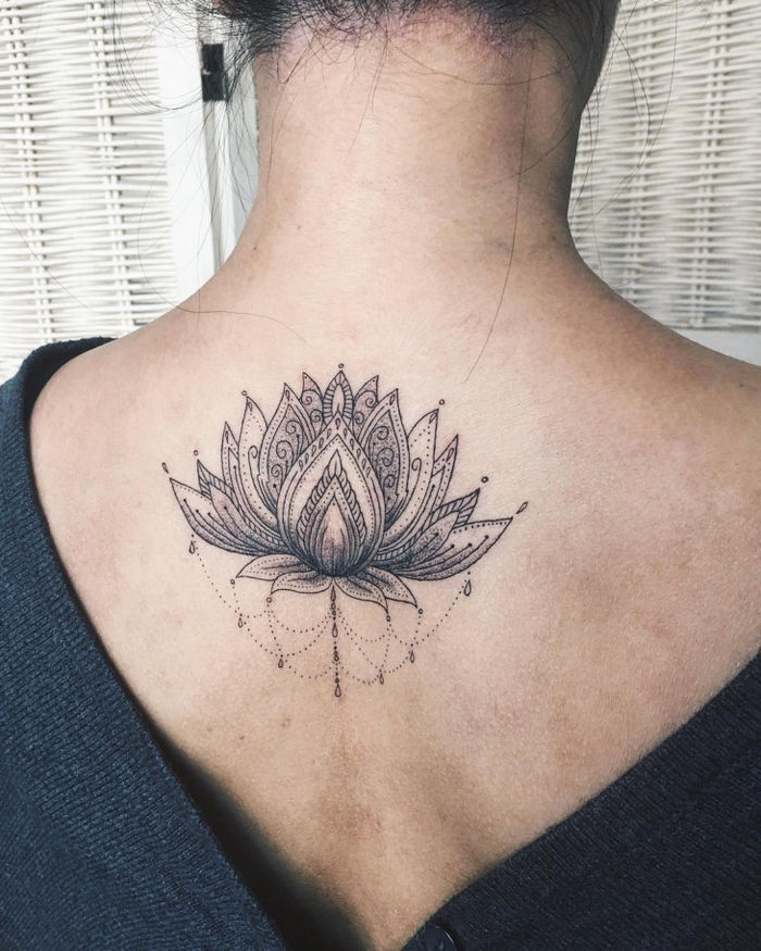 Lotus tatuiruotas ant nugaros, moterų tatuiruotės motyvai, juodi, subtilus