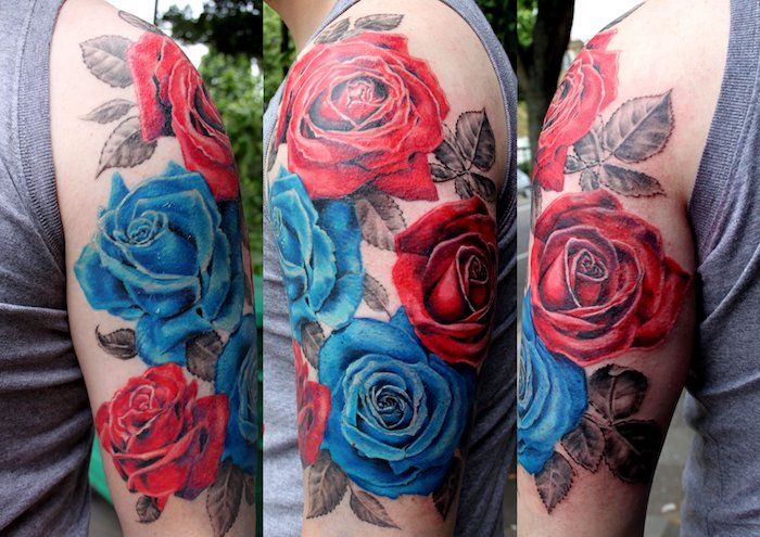man met grote bloemtattoo, gekleurde tatoeage met rozenmotief