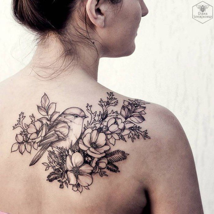 Tatuaż na plecach, wróbel i kwiaty, motywy kobiece, które wyglądają na skuteczne