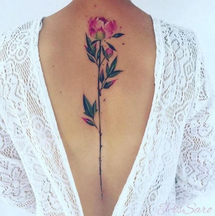 Efekty kobiecych tatuaży, duży kwiatek, różowy i zielony, głęboki krój
