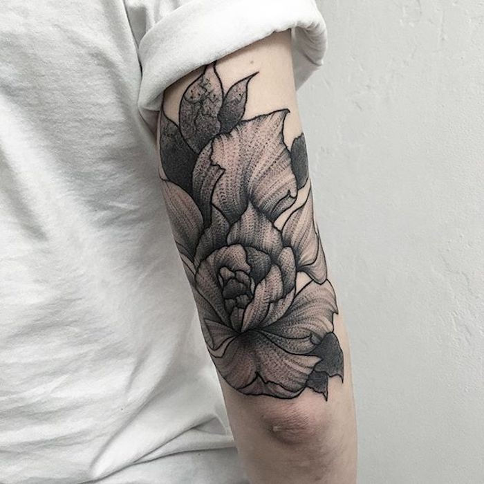 tetovanie kvety, rameno tetovanie, čierne šedé tetovanie lotosového kvetu