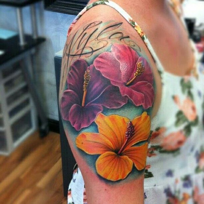 fiori e il loro significato, grandi fiori colorati sul braccio superiore