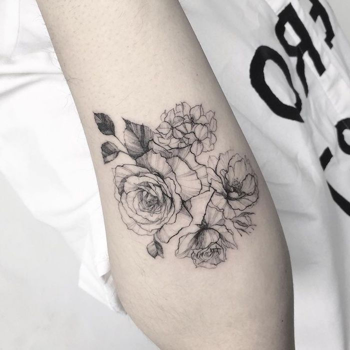 tatuaże, mały tatuaż z różnymi kwiatami na ramieniu