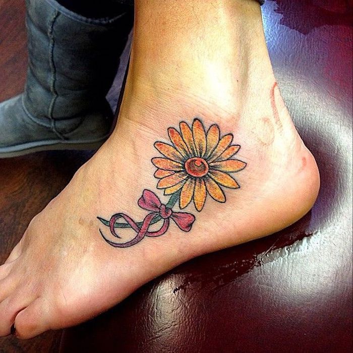 Bloemen en hun betekenis, voet tattoo, gele bloem met rode strik