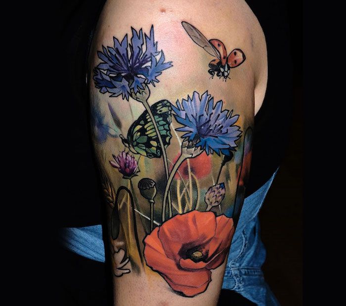 tatoeage bloemen, gekleurde tatoeage met verschillende bloemen