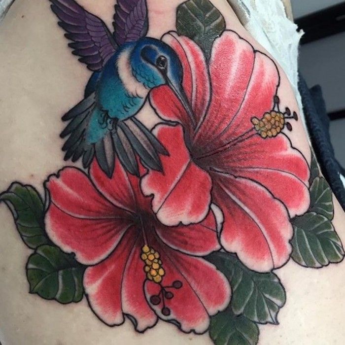 gėlės ir jų reikšmė, spalvota tatuiruotė su raudonuoju hibisku ir kolobri