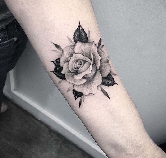 bloemen en hun betekenis, realistische tatoeage met rozenmotief