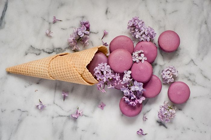 Lepe ozadje s cvetovi, cvetovi jorgovin, francoski makaroni, vaflji, vijolični sladoled