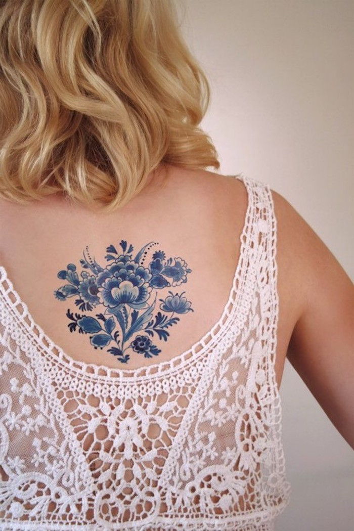 tattoo nazaj ženska, majhen tatoo v modri, bela kosmato obleko