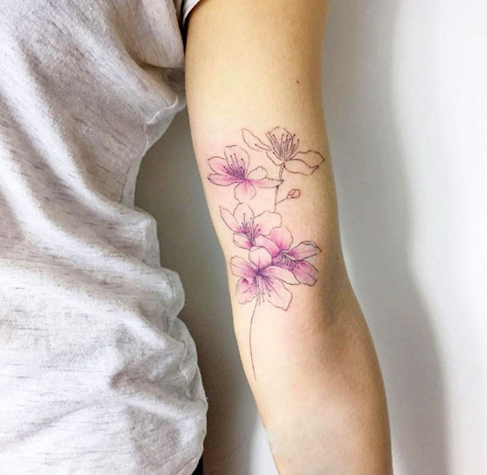 tatuaje cu semnificație, tatuaj colorat cu motive de floare de cireșe, tatuaje florale