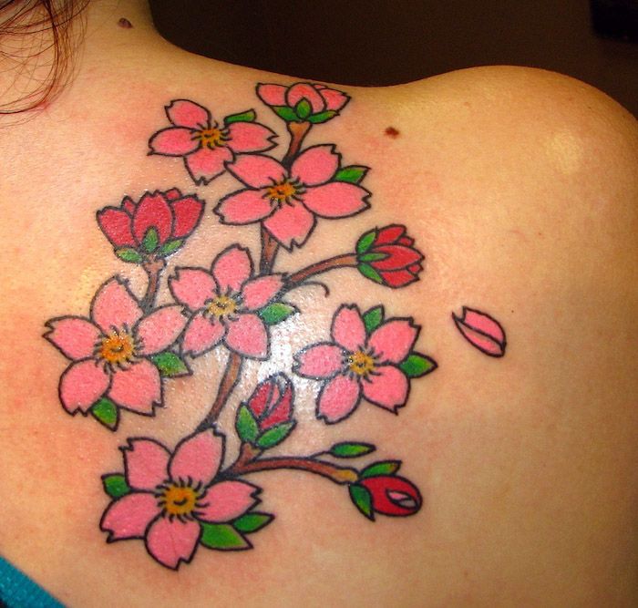 tatuaje semnificative, petale de flori cu flori roz, tatuaje pentru femei