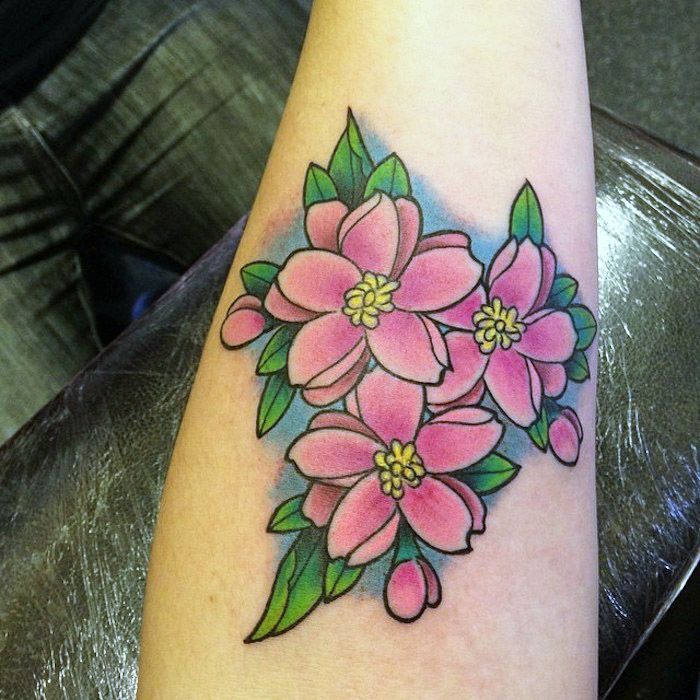 tatuaj colorat de flori pe antebraț, tatuaj cu motive florale