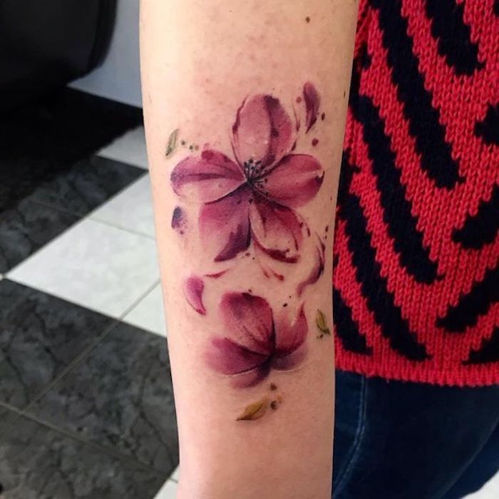 Tatuaj de flori pe antebrat, flori roz cu frunze zburatoare de frunze