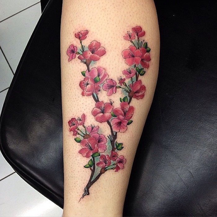 Tatuaj de flori pe picior, ramură cu flori de cireș roșu
