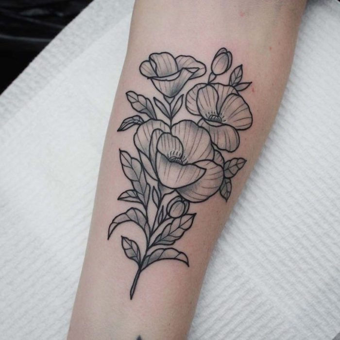 kwiat wąs w czerni i szarości, tatuaż na ramię, tatuaże dla kobiet