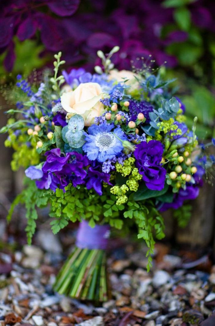 buketleri-ile-güzel-çiçek-dekorasyon-deco ile-çiçek-in-mor-ve-mavi