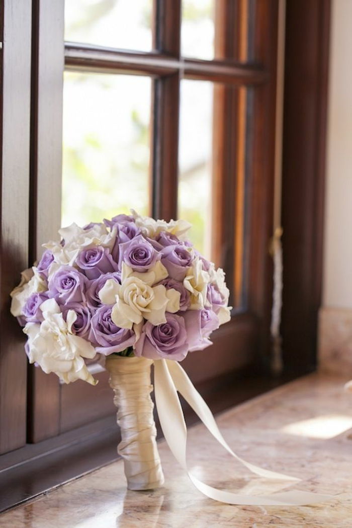 puokštė-puokštės-su-graži-gėlių-apdailos-Deco-su gėlių-rožių-in-balta-ir-violetinė