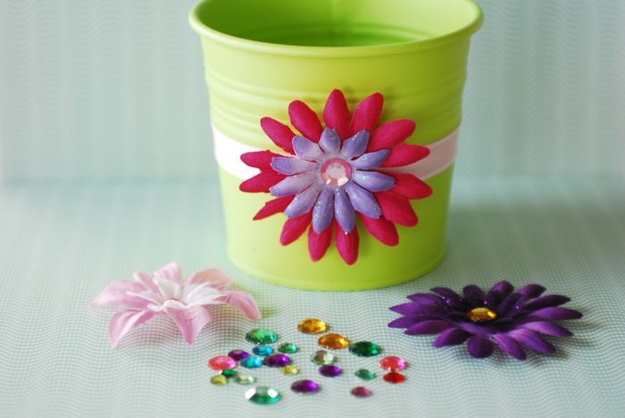 Padaryti vazoną sau žalios spalvos ir papuošti deco gėlės rožinės violetinės karoliukai spalvinga