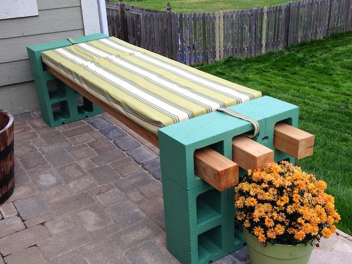 drevenú záhradnú lavicu a veľké zelené rastlinné kamene - kvetináč s oranžovými kvetmi - postavte si záhradnú lavicu sami