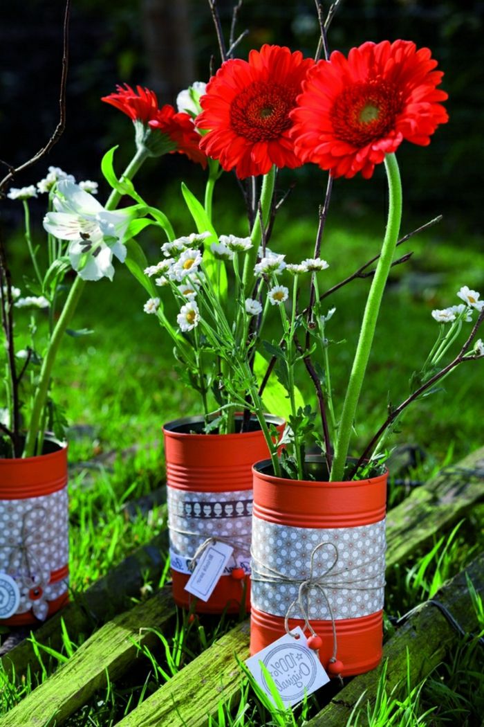 saksılar şekli fikirleri olarak kırmızı çiçek saksıları balkon dekorasyon turuncu ve beyaz kırmızı çiçekler yeşil