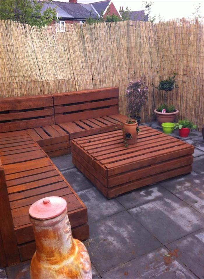 dit is een idee voor outdoor paletmeubilair - banken en een tafel gemaakt van oude pallets en bloempotten