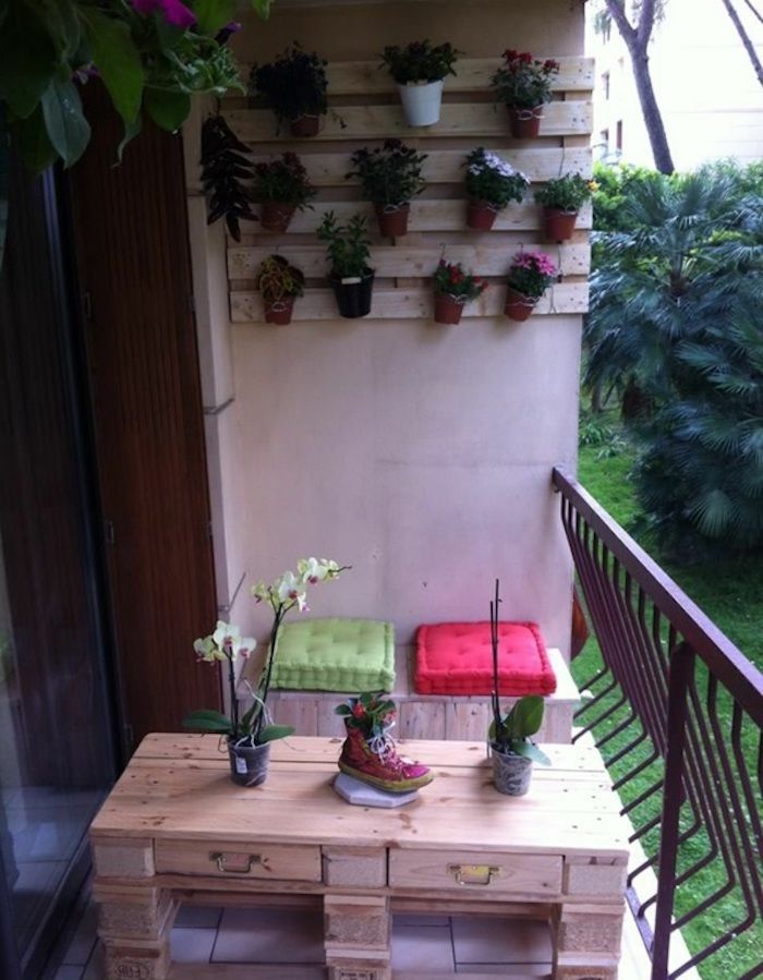pallet meubilair terras - idee voor tafel gemaakt van pallets en plank voor de bloempotten