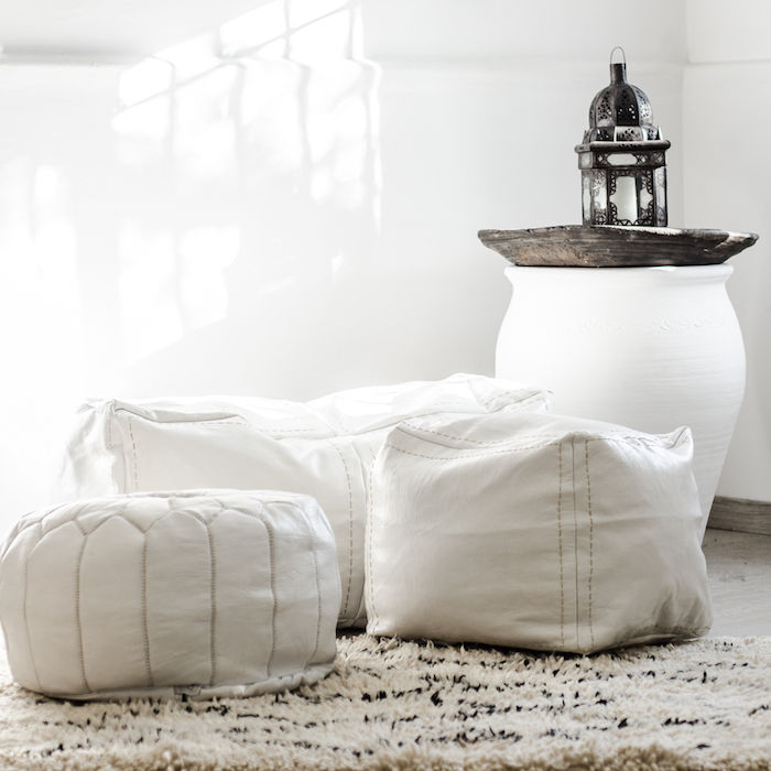Golvkuddar i vitt färgdekor i hemmet är praktiskt taget gjorda av läderfina deco-lampa