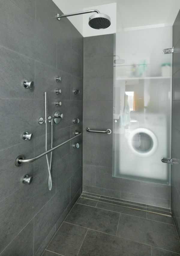 sprcha so sprchou v šedej farbe a vchode