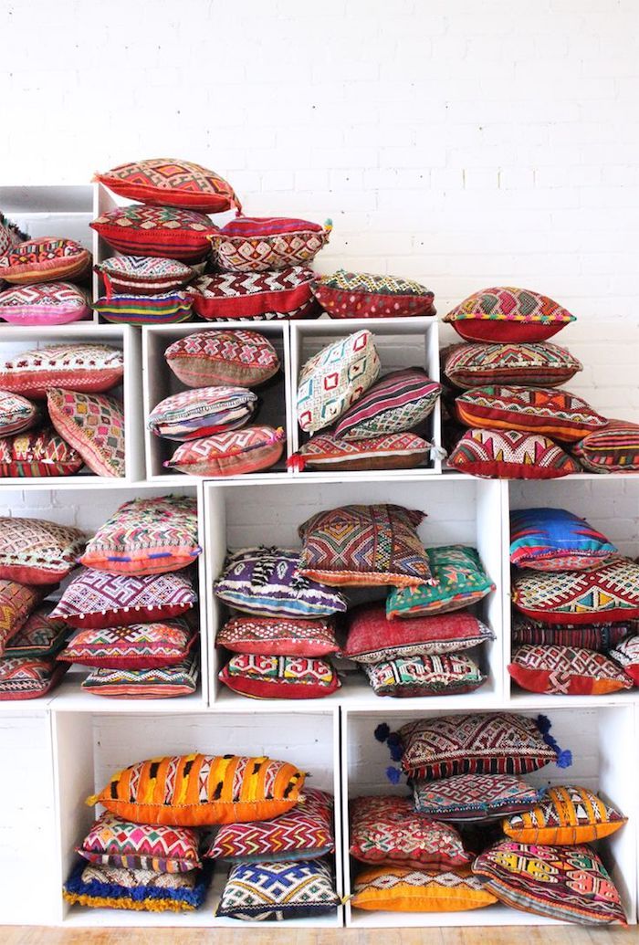 poduszki podłogowe poduszki dekoracyjne kolorowe poduszki dessin półki na poduszki kolorowe