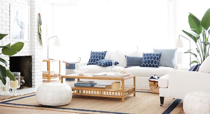 poduszki na siedzenia pomysły skórzane elementy dekoracyjne w stylu śródziemnomorskim niebieskie białe rośliny