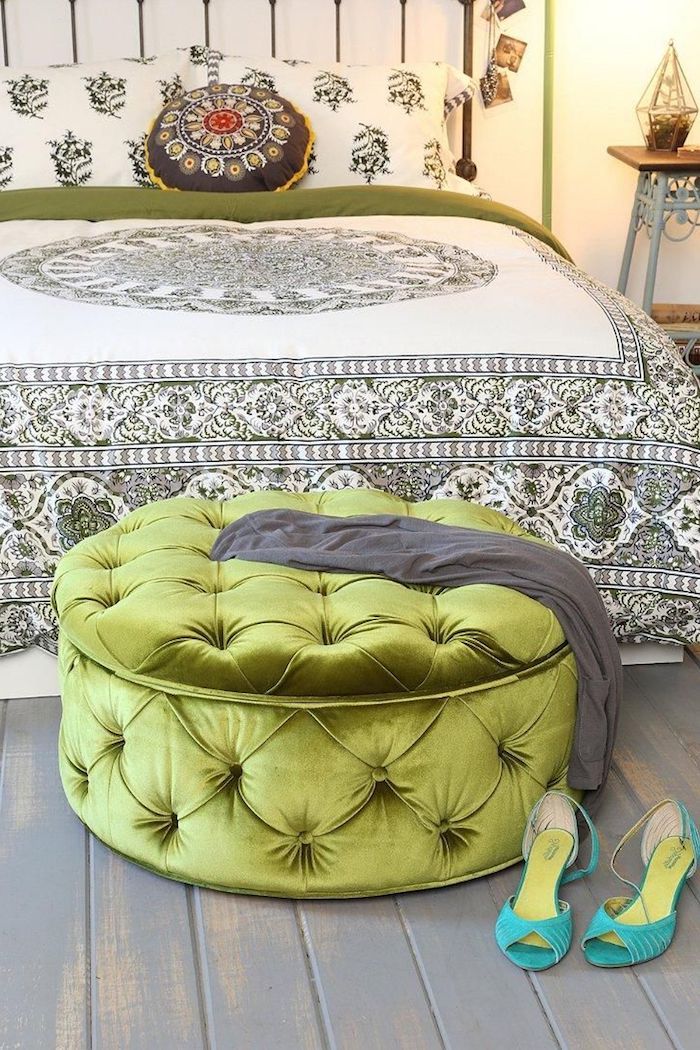 stora sittkuddar klädda i sammet grön turkos skor höghöjd kudde inredning