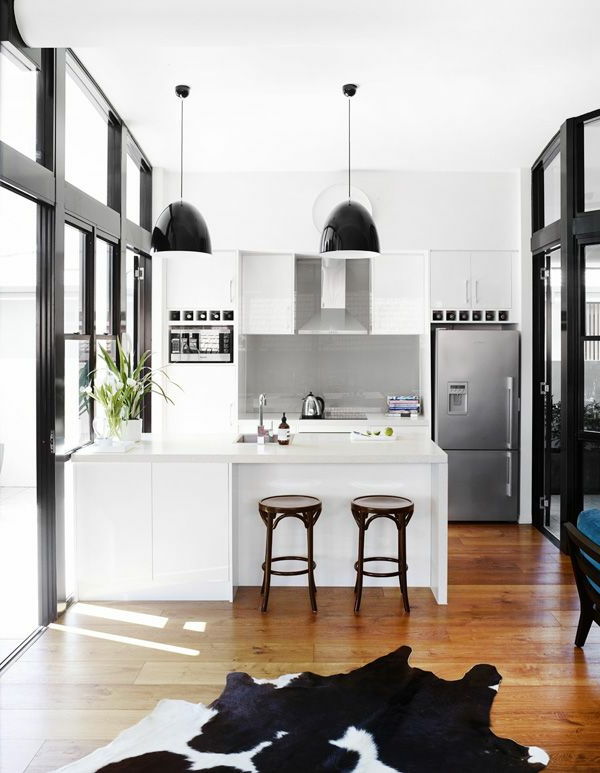 podea la tavan ferestre-lux-model de-bucătărie-cu-un-covor-in-alb-negru și-