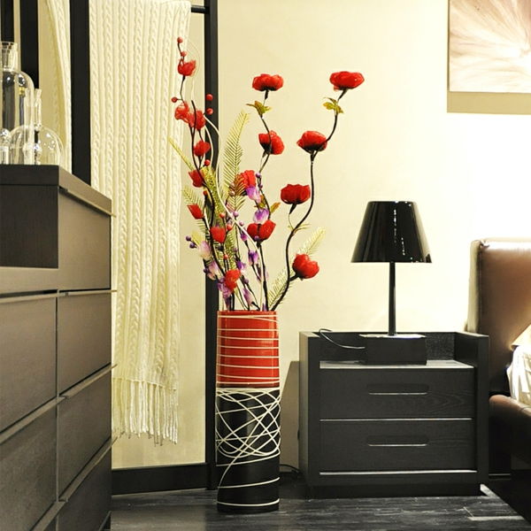 grindų vaza - labai gražus, išvaizdos raudonos gėlės