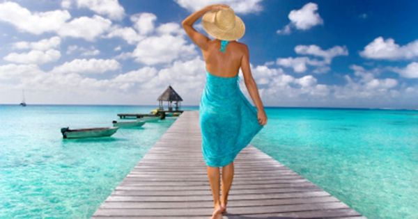 Bora Bora-vakantie-a--woman running-on-a-voetpad