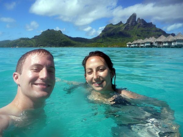 Bora Bora-vakantie-man-en-vrouw-in-water