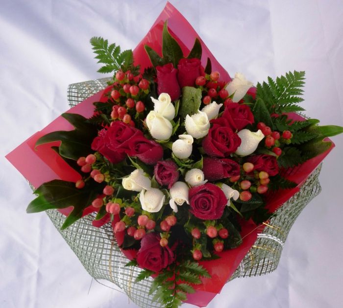 bouquet_aus-raudona-ir-balta-rožės