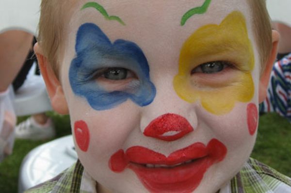 clown ansikte målning - en pojke ser rolig ut - foto taget från nära