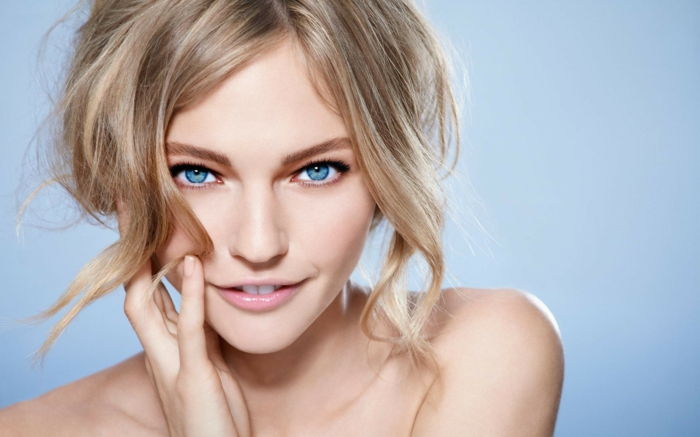 blå ögon som betyder blond kvinna med blå ögon poserar för en fotobildmodell