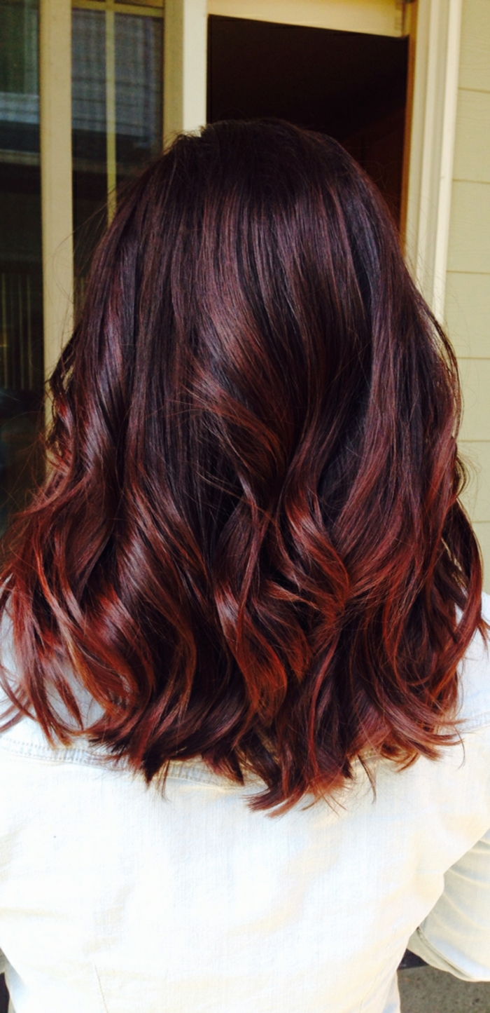 Saç kırmızısı boyası, farklı kırmızılar, koyu kırmızı saçlı bukleler, beyaz gömlek