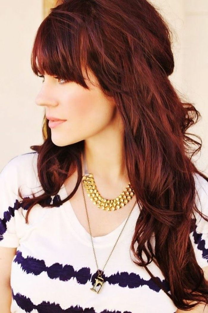 Fargering hår rødt, langt hår, med ponni, gylne kjeder, hvit-blå T-skjorte