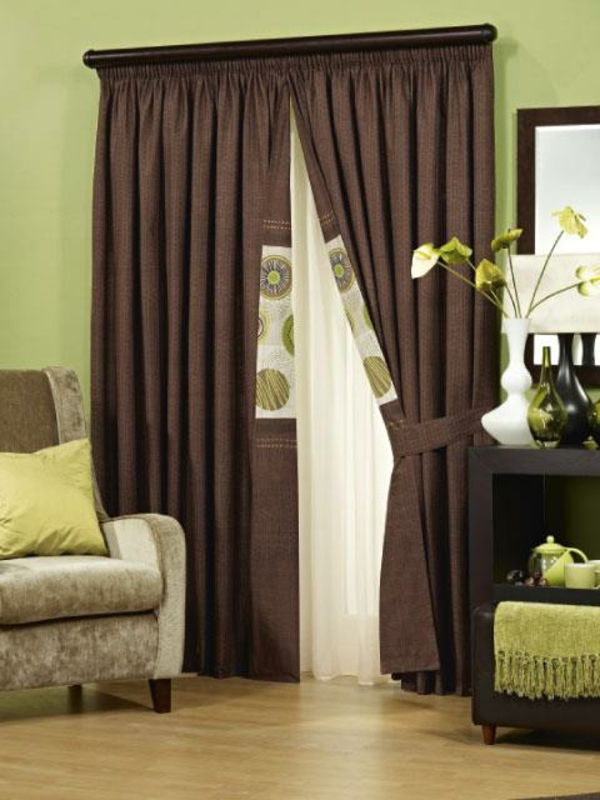 brune-møbler-gardiner-grønne