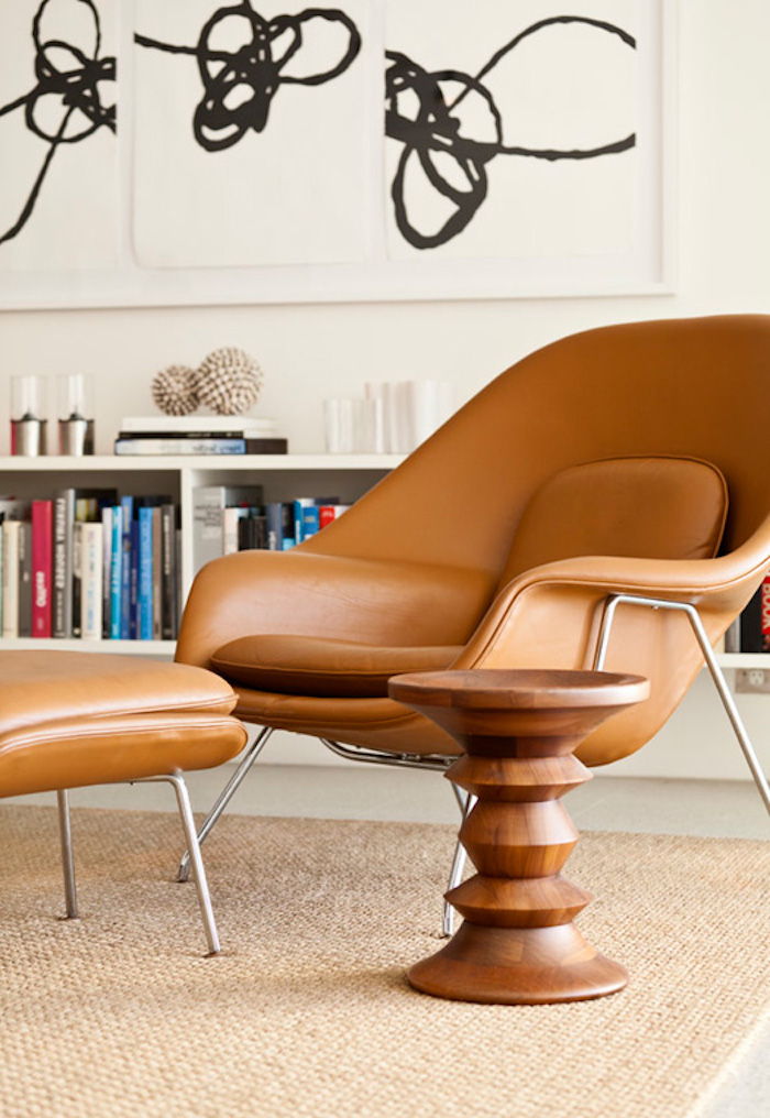 Hnedá kožená stolička na čítanie, kožená stolička s kovovými nohami, triptych na bielej stene