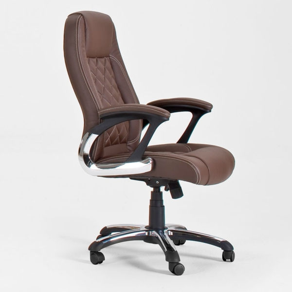 rudos nestabilios biuro kėdės fonas baltos spalvos
