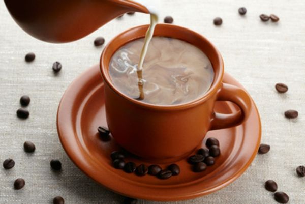 kahverengi-fincan kahve ve kahve çekirdekleri