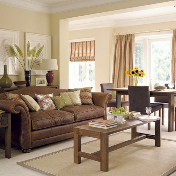 brown-soffa-and-skicka ridån vägg beige-färg för vardagsrum