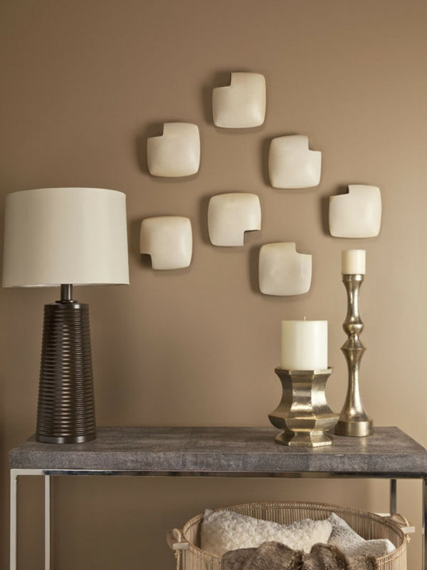 brunt toner-vägg-färg-intressant-dekoration-på-vägg-beige lampa på ett marmor bord
