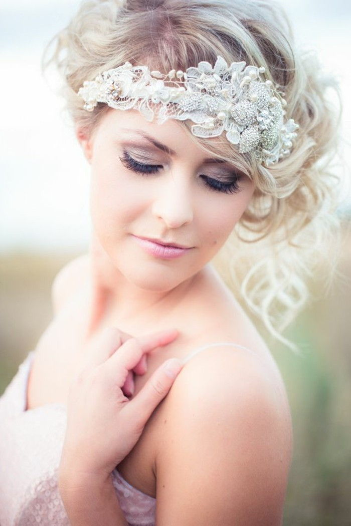 femeie-cu-coroană de flori-gene machiaj de mireasa blond-cu-alb-trandafiri-elegant-discret machiaj-artificial-