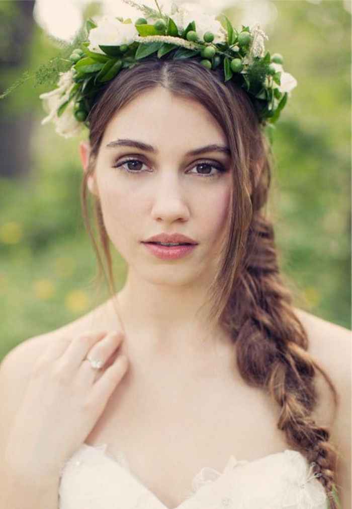 mireasa make-up-mireasa-cu-wild-look coroană de flori-on-the-cap-plait-full-buze-rochie