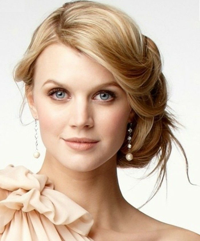 brude make-up diskret make-up-blondt hår og blå øyne naturlig-look