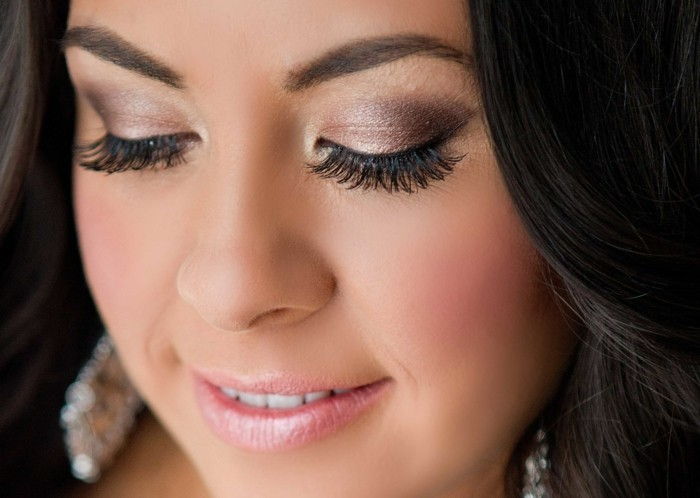 bruids make-up discreet-make-up-roze-lips-beige oogschaduw laecheln oorbellen